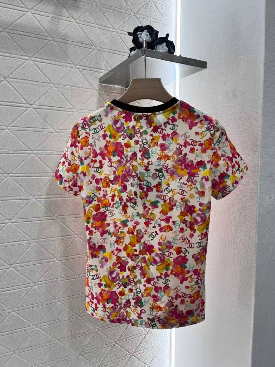 Chanel - T-Shirt avec logo et fleur