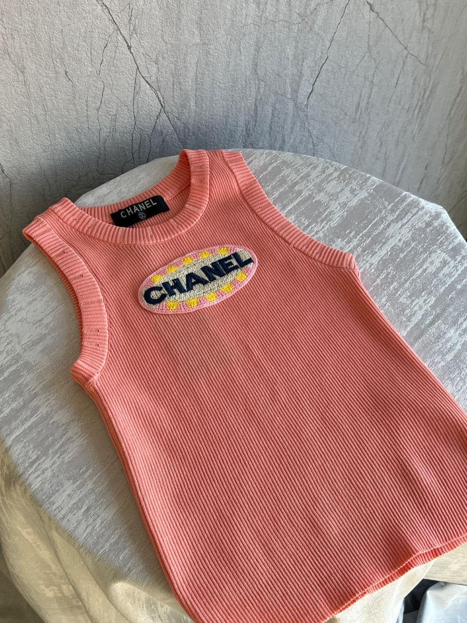 Chanel - T-Shirt à logo brodé Violet/Rose Clair/ Rose Saumon