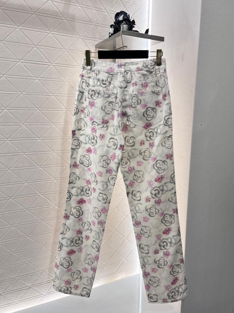Chanel - Jeans à fleurs Blanc et Rose