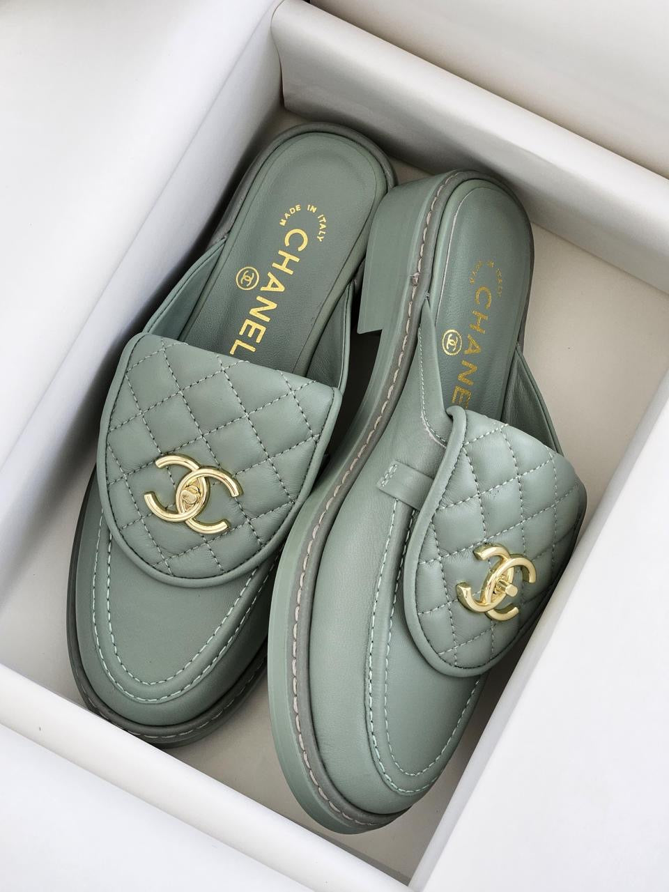 Chanel - Mules avec logo Blanc/Rouge/Jaune/Vert/Noir