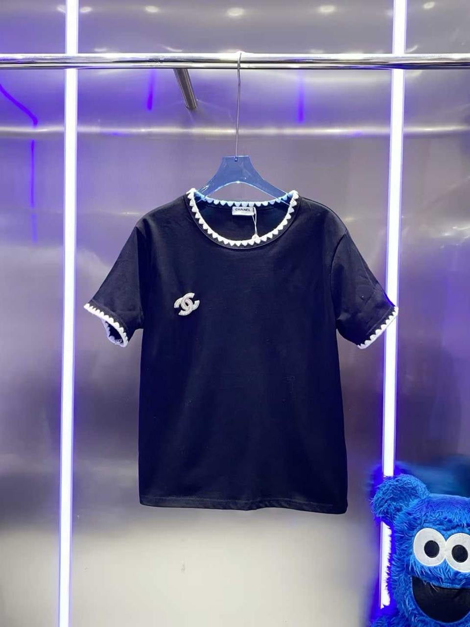 Chanel - T-Shirt avec logo brodé sur la poitrine Noir/Blanc