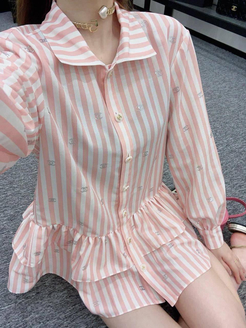 Chanel - Chemise longue à bouton avec motifs Chanel Rose