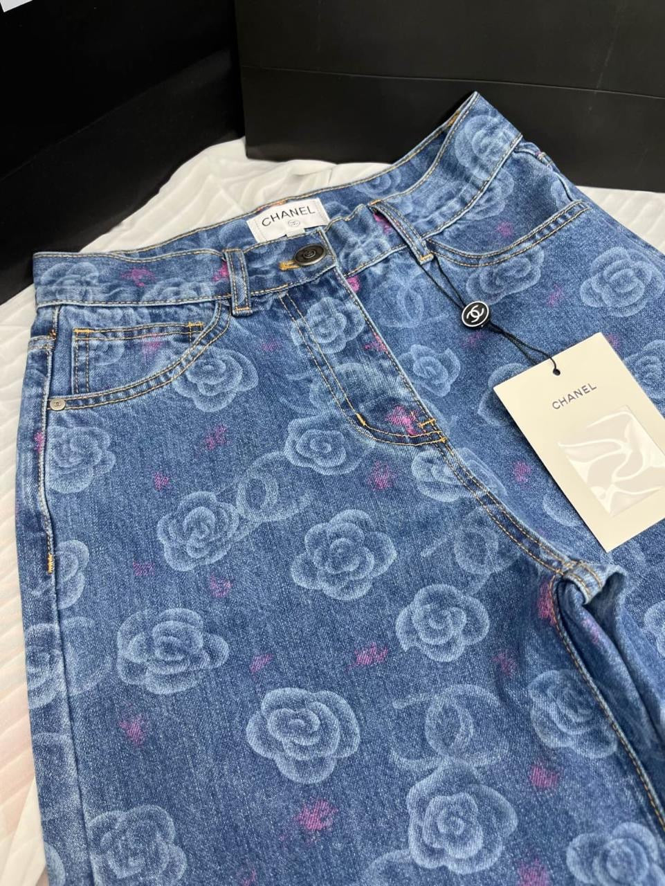 Chanel - Jean à fleurs Bleu Clair