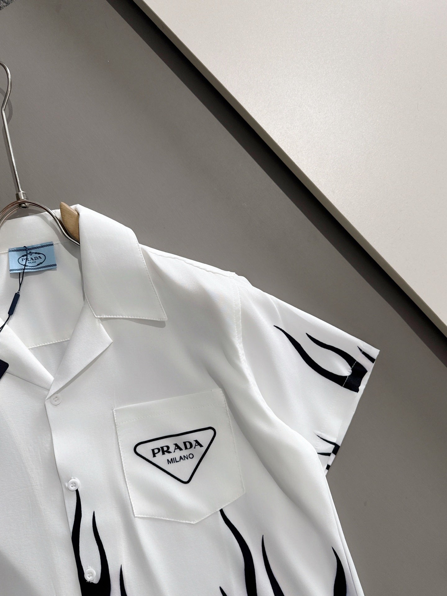 Prada - Chemise en soie Prada Flammes Stylisées Blanc