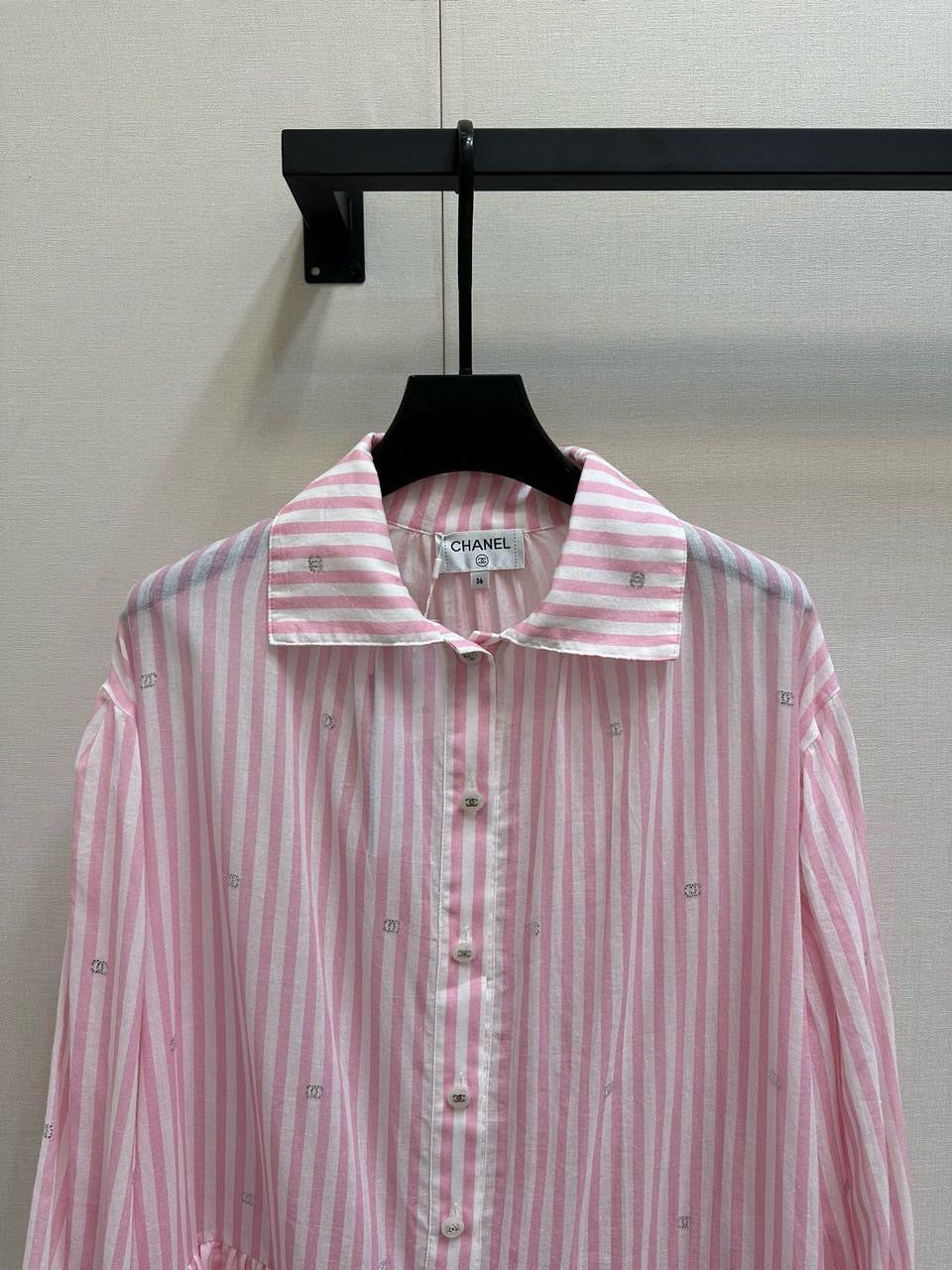 Chanel - Chemise longue à bouton avec motifs Chanel Rose
