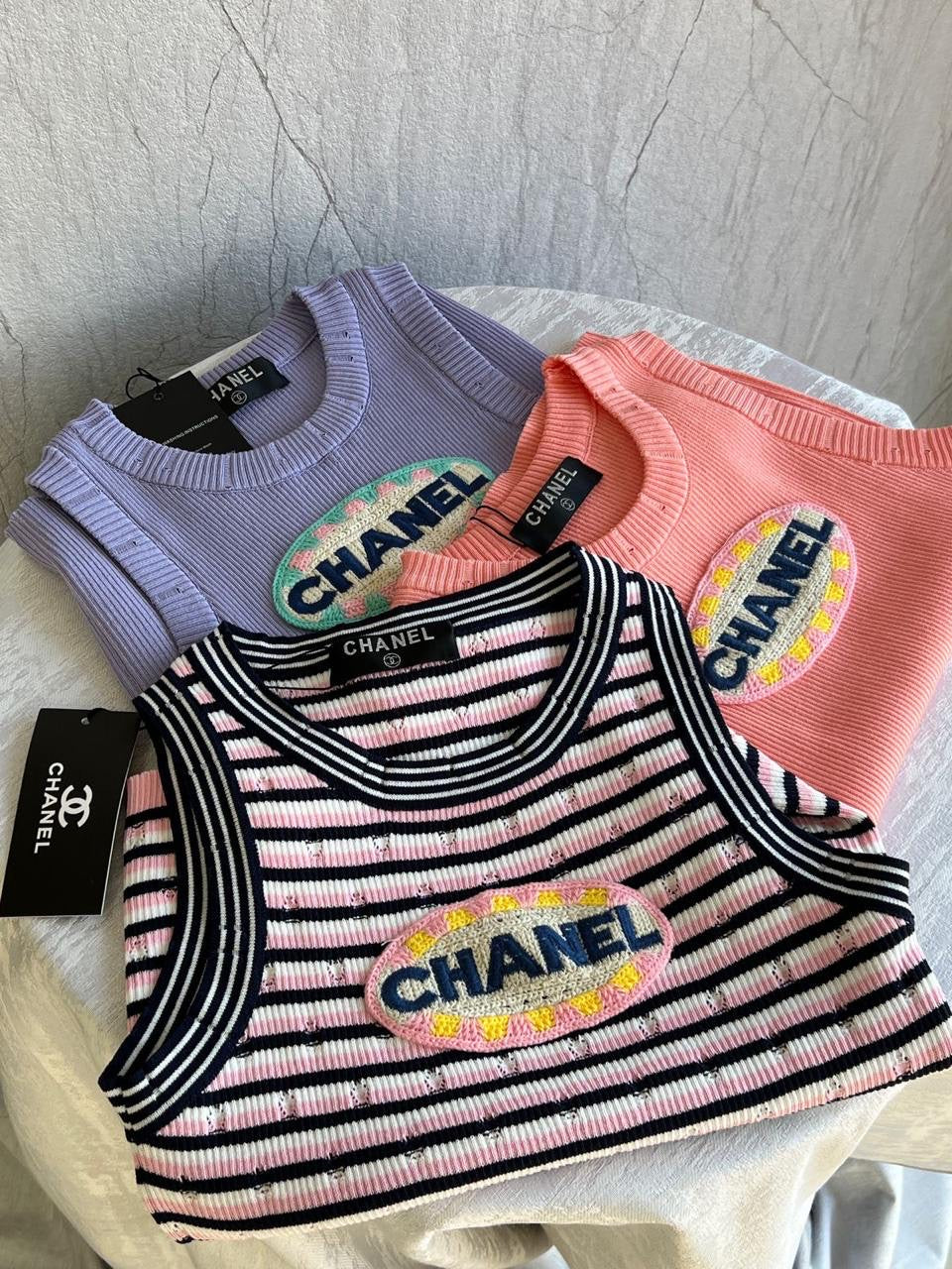 Chanel - T-Shirt à logo brodé Violet/Rose Clair/ Rose Saumon