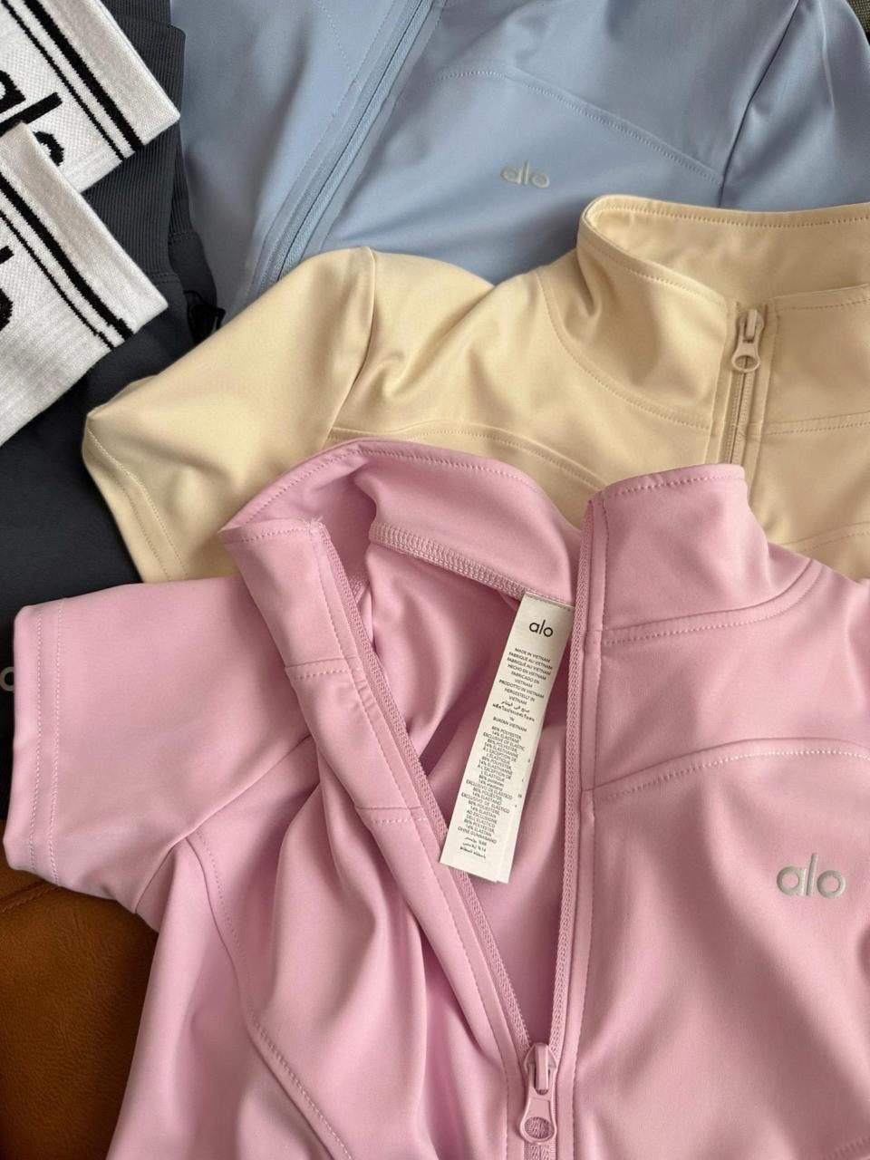 Alo - T-Shirt avec zip Rose/Jaune/Bleu/Noir/Gris