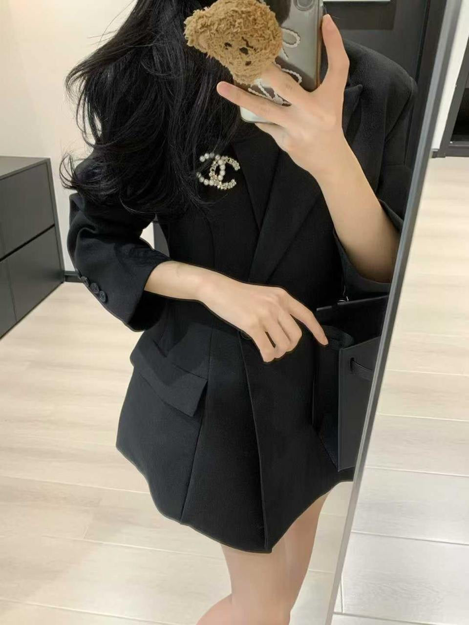 Chanel - Blazer Noir à double boutonnage orné d’une broche Chanel en perles