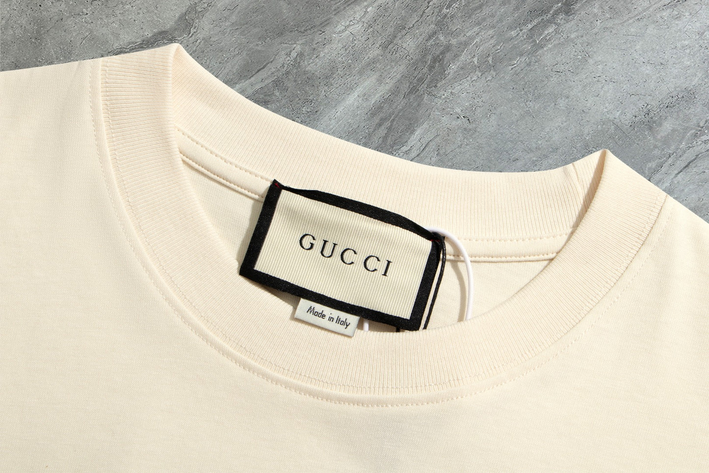 Gucci - T-shirt avec un design serpent et logo Gucci - Crème