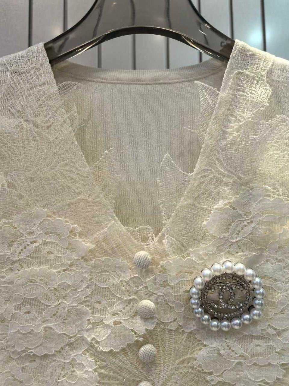 Chanel - T-Shirt avec logo et perles Blanc/Noir