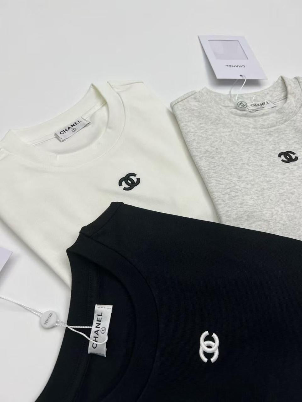 Chanel - T-Shirt avec logo Blanc/Noir/Gris