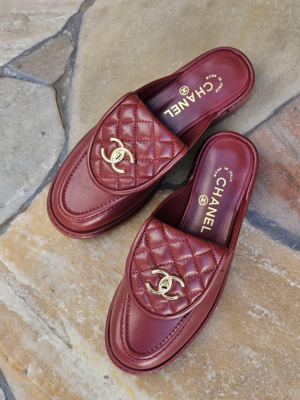 Chanel - Mules avec logo Blanc/Rouge/Jaune/Vert/Noir
