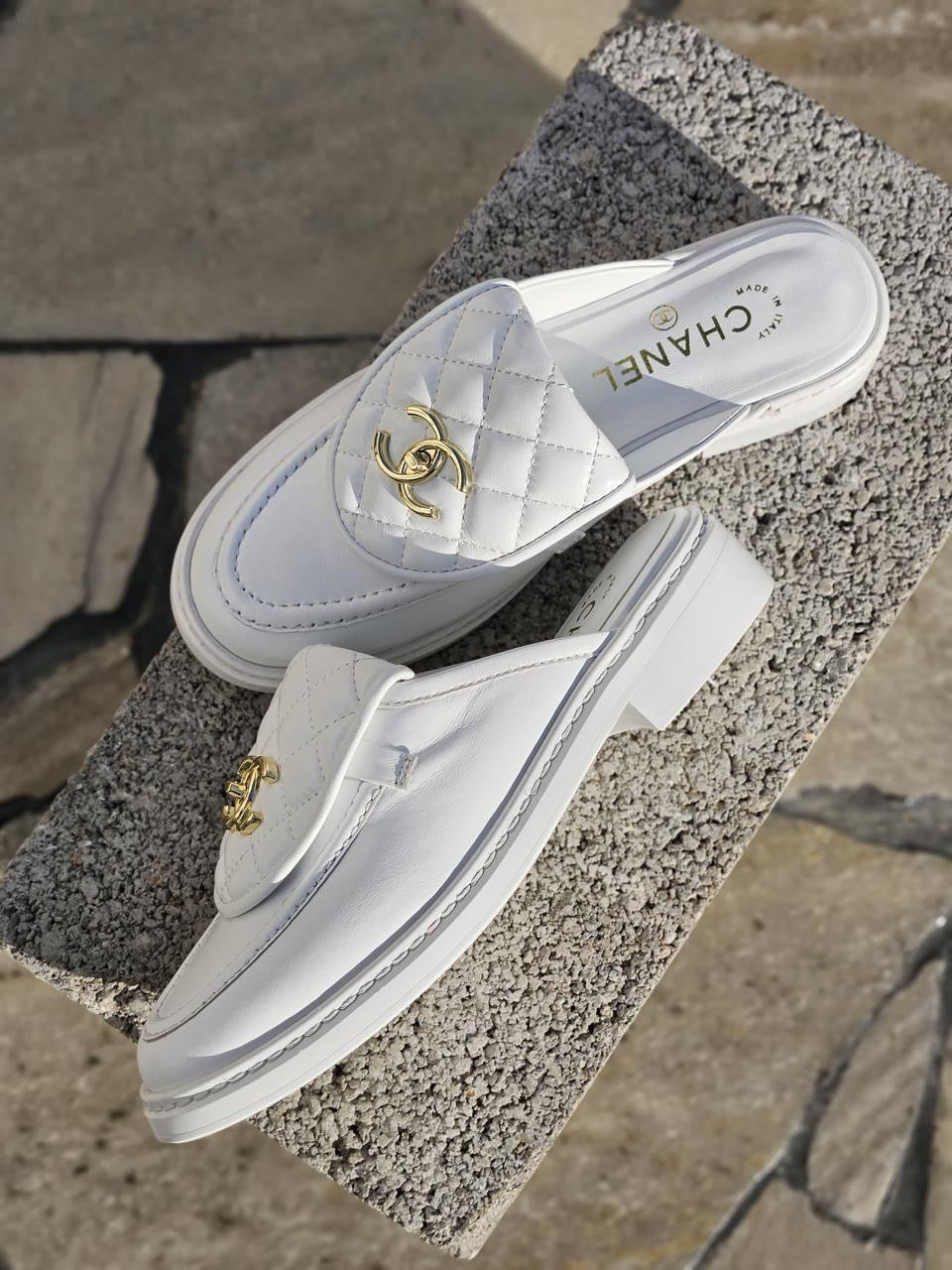 Chanel - Mules avec logo Blanc/Rouge/Jaune/Vert/Noir