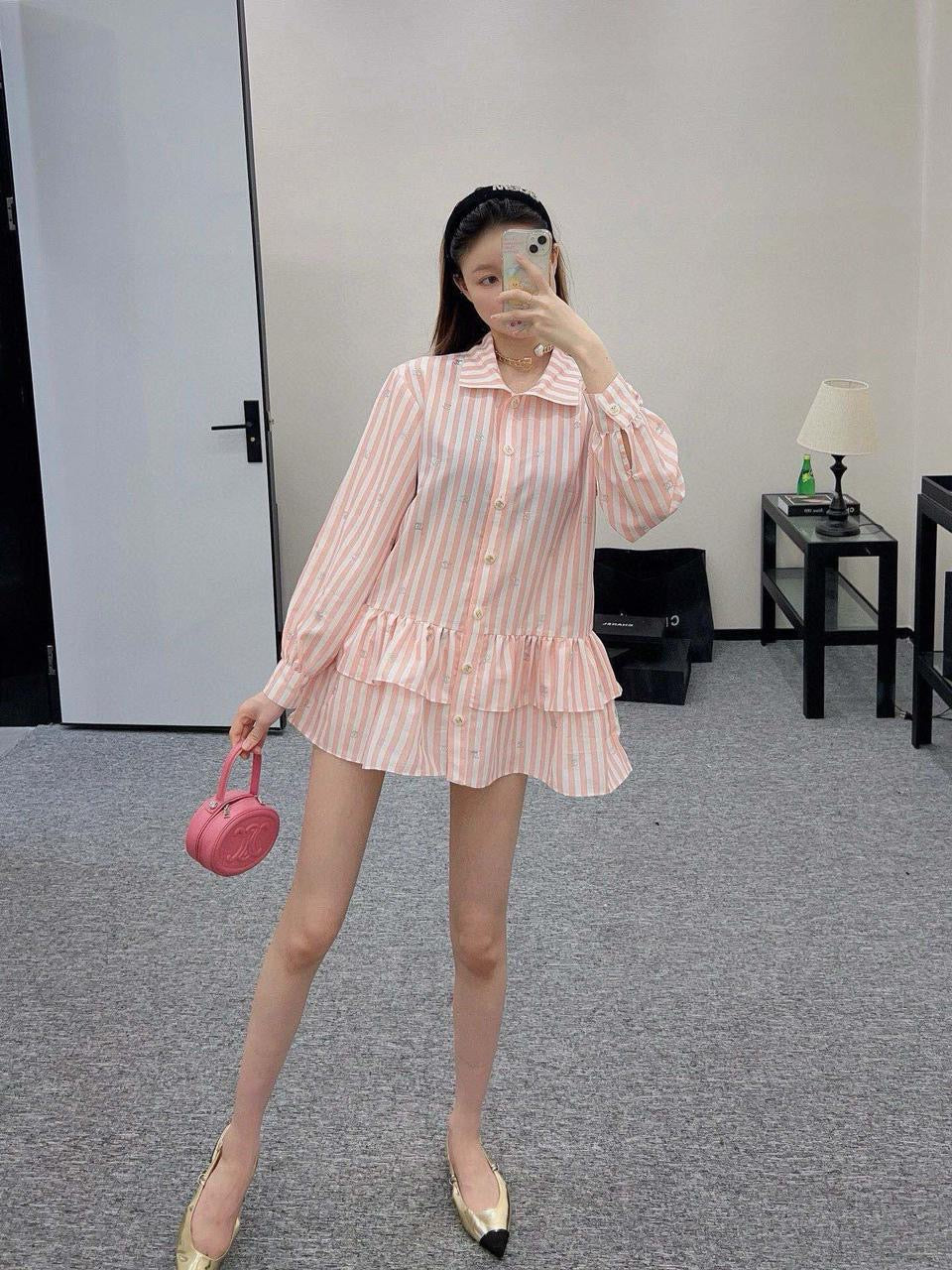 Chanel - Chemise longue à bouton avec motifs Chanel Rose