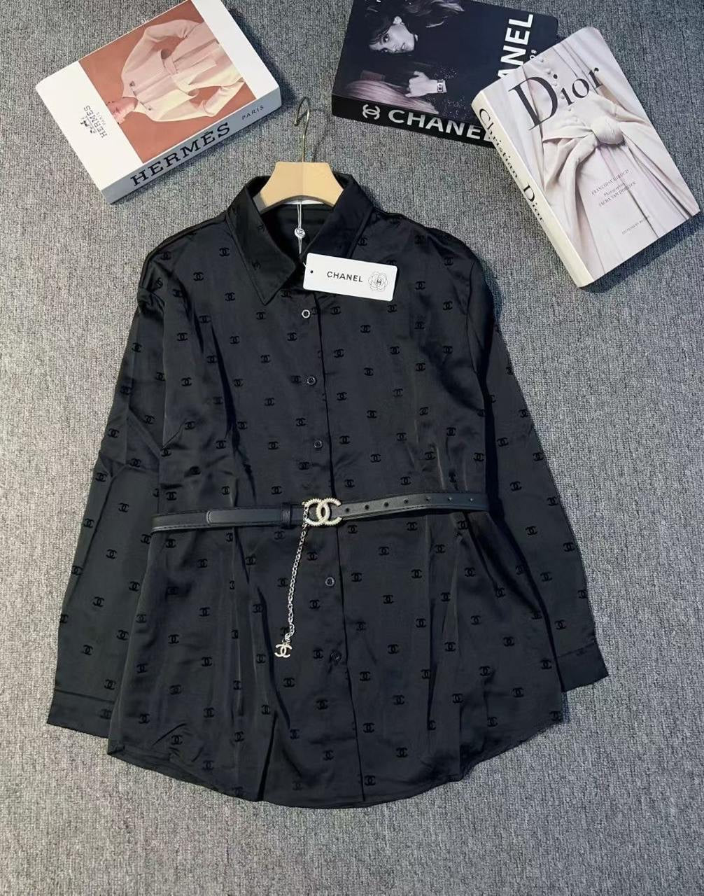 Chanel - Chemise avec logo iconique et ceinture Chanel Rouge/Noir