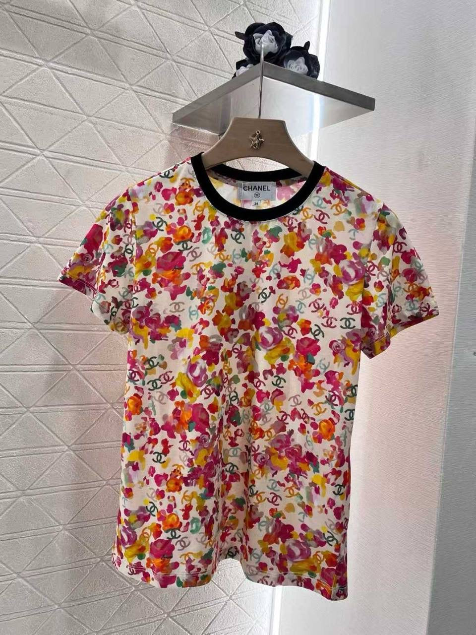 Chanel - T-Shirt avec logo et fleur