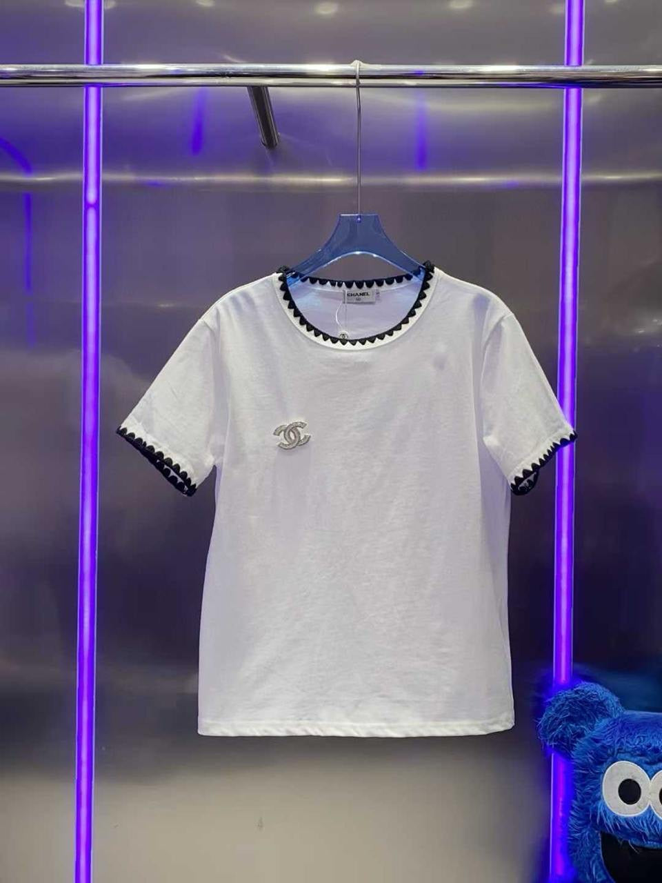 Chanel - T-Shirt avec logo brodé sur la poitrine Noir/Blanc