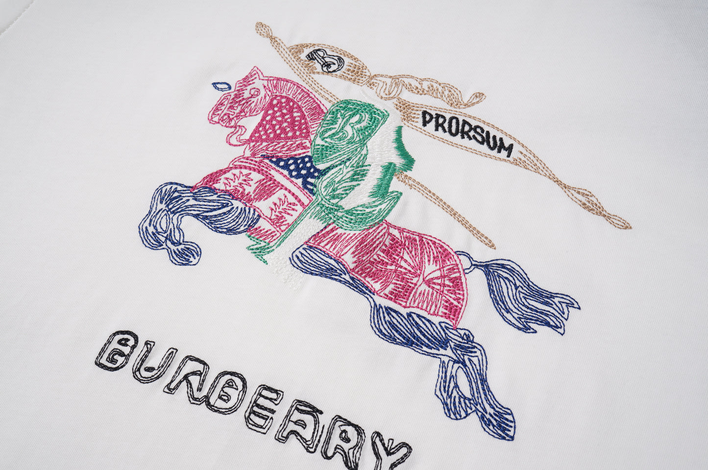 Burberry - T-shirt Burberry avec motif coloré de cavalier et logo - Blanc