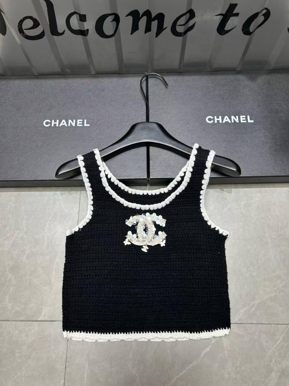 Chanel - Top à bretelle et logo brodé avec perles Noir/Blanc