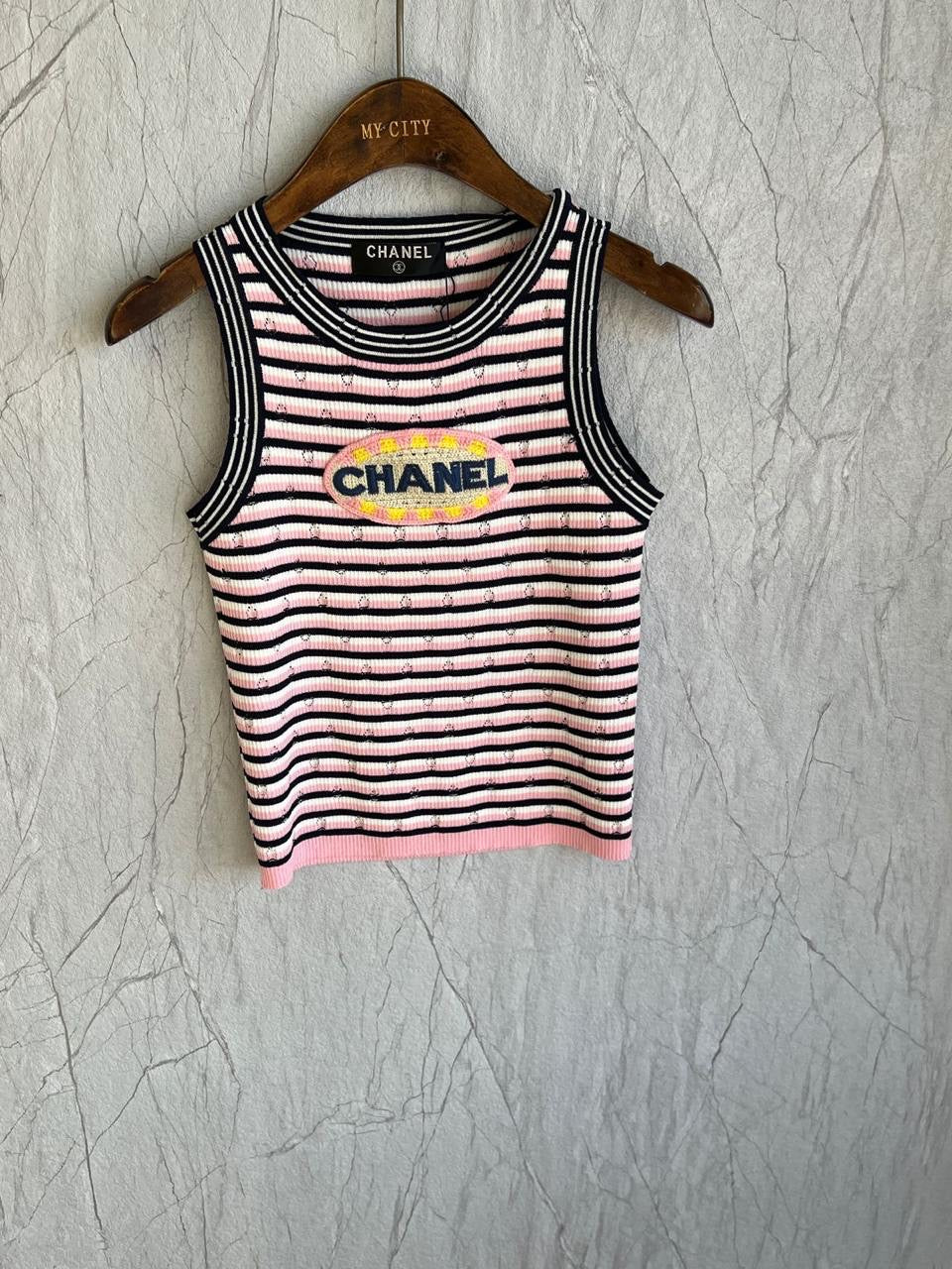 Chanel - T-Shirt à logo brodé Violet/Rose Clair/ Rose Saumon