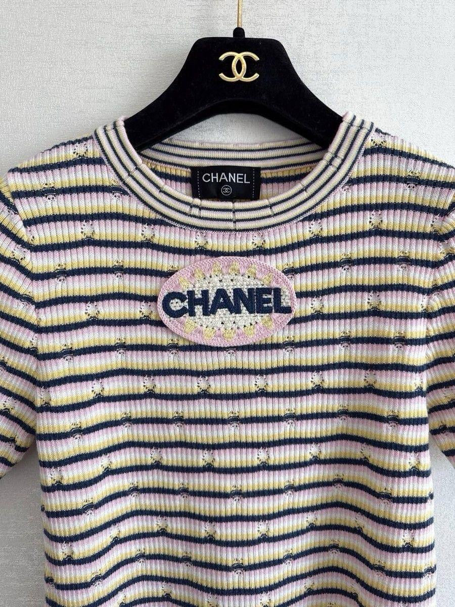Chanel - T-Shirt à rayure multicolore et brodé Chanel en Bleu Marine