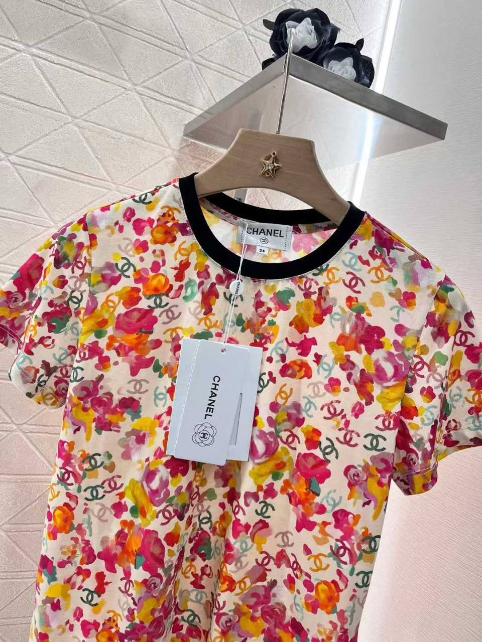 Chanel - T-Shirt avec logo et fleur