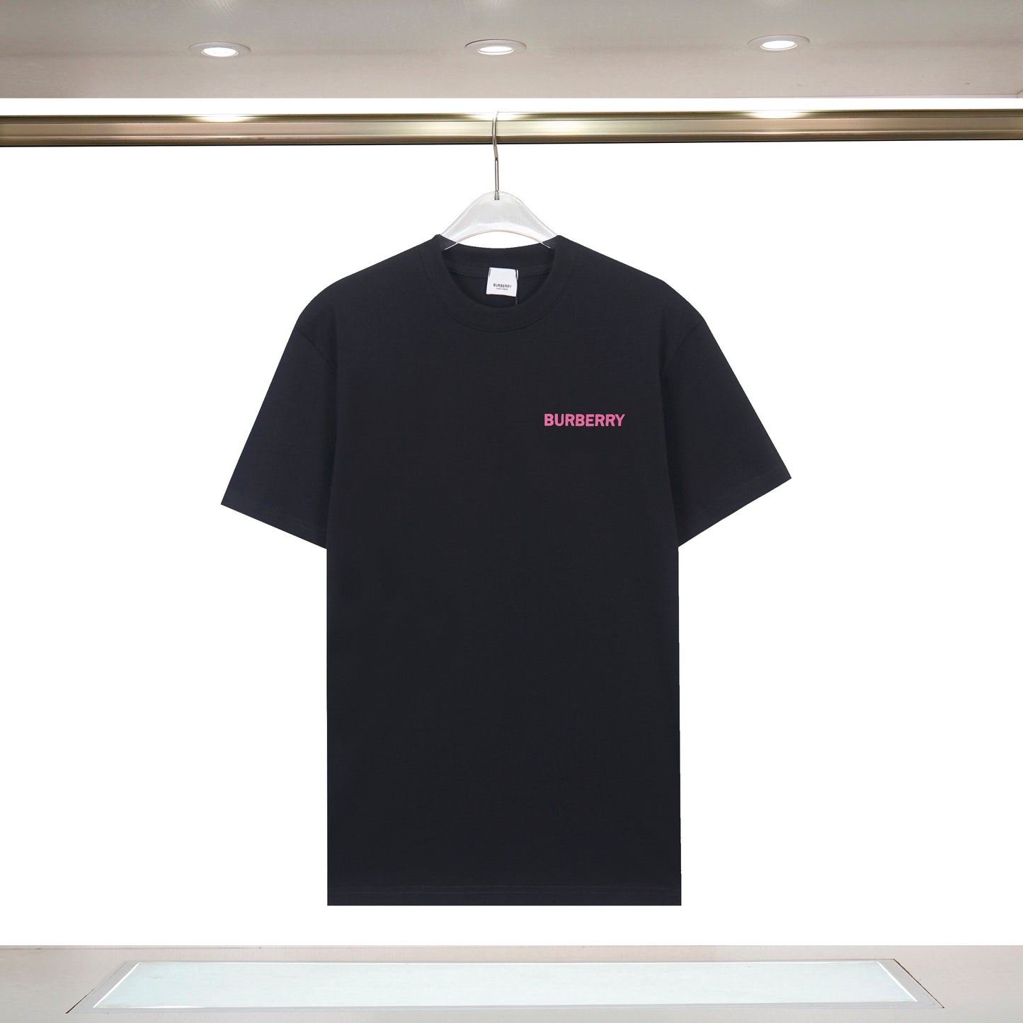 Burberry - T-shirt Burberry avec logo sur la poitrine et motif de laurier à l'arrière - Noir
