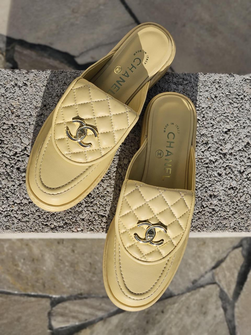 Chanel - Mules avec logo Blanc/Rouge/Jaune/Vert/Noir