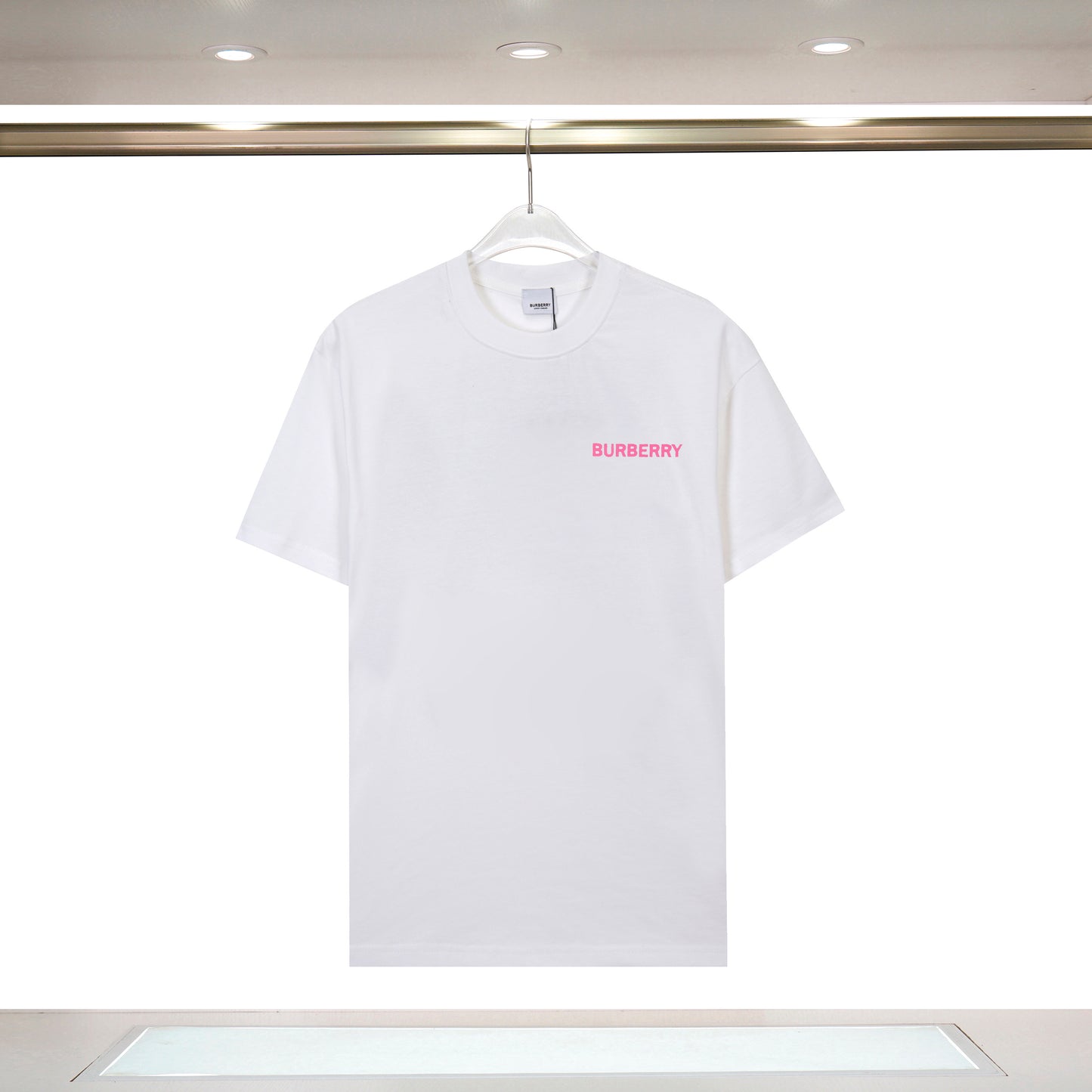 Burberry - T-shirt Burberry avec logo sur la poitrine et motif de laurier à l'arrière - Blanc
