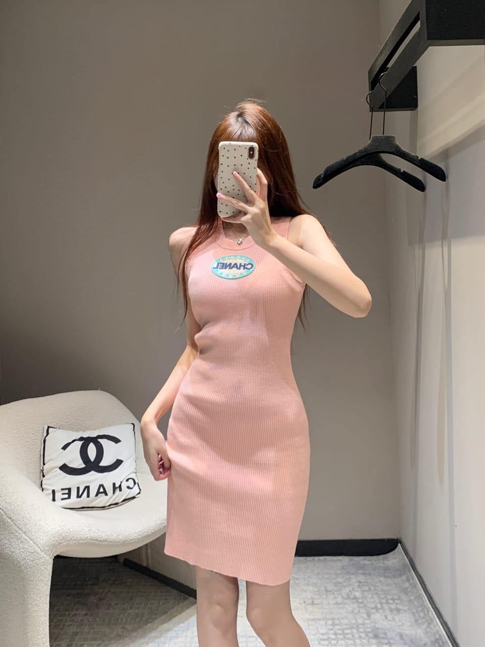 Chanel - Robe Chanel avec logo brodé Violet/Rose
