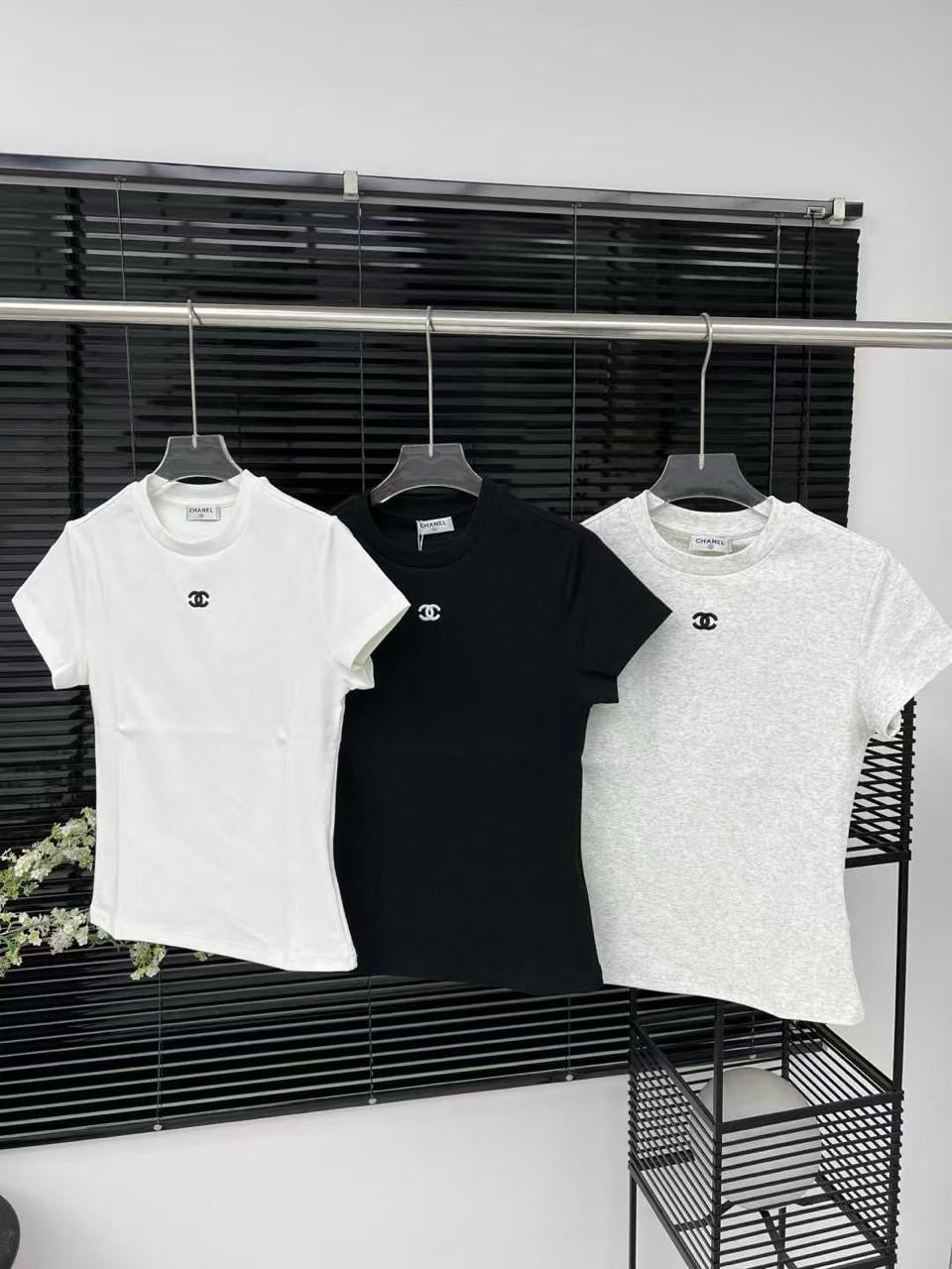 Chanel - T-Shirt avec logo Blanc/Noir/Gris