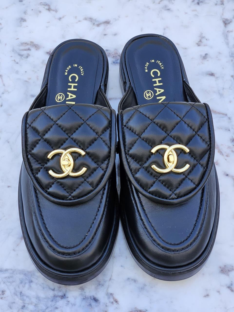 Chanel - Mules avec logo Blanc/Rouge/Jaune/Vert/Noir