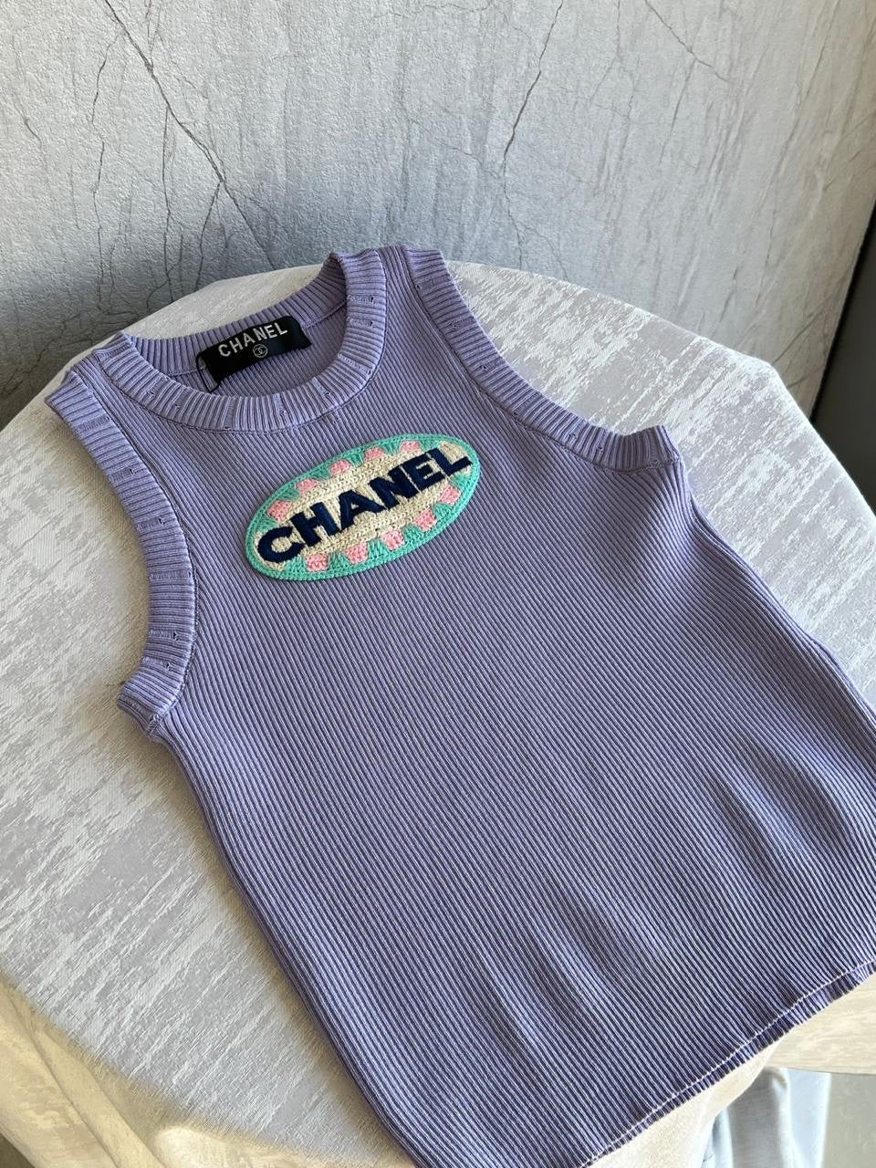 Chanel - T-Shirt à logo brodé Violet/Rose Clair/ Rose Saumon
