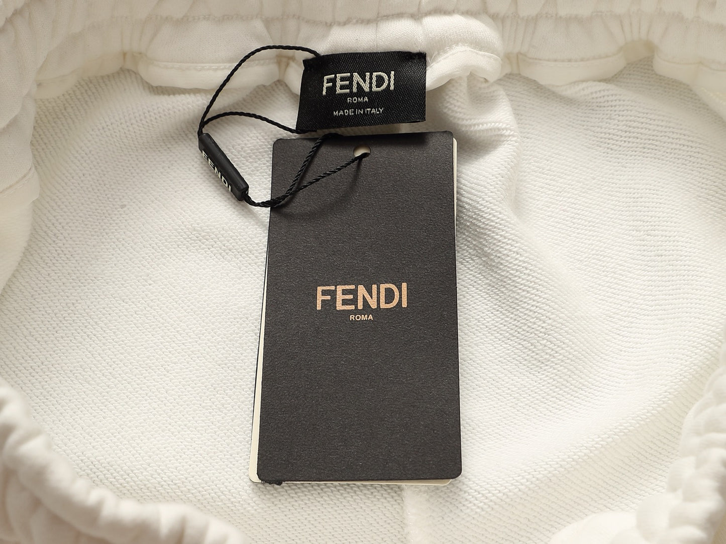 Fendi - Shorts avec détail en monogramme FF et bande jaune - Noir et Blanc