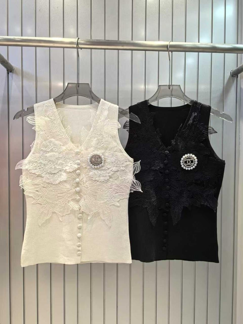 Chanel - T-Shirt avec logo et perles Blanc/Noir