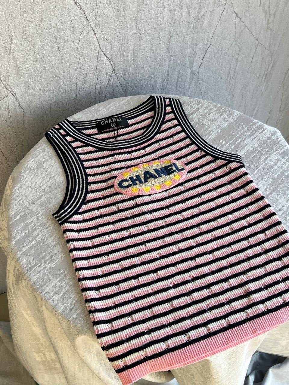 Chanel - T-Shirt à logo brodé Violet/Rose Clair/ Rose Saumon