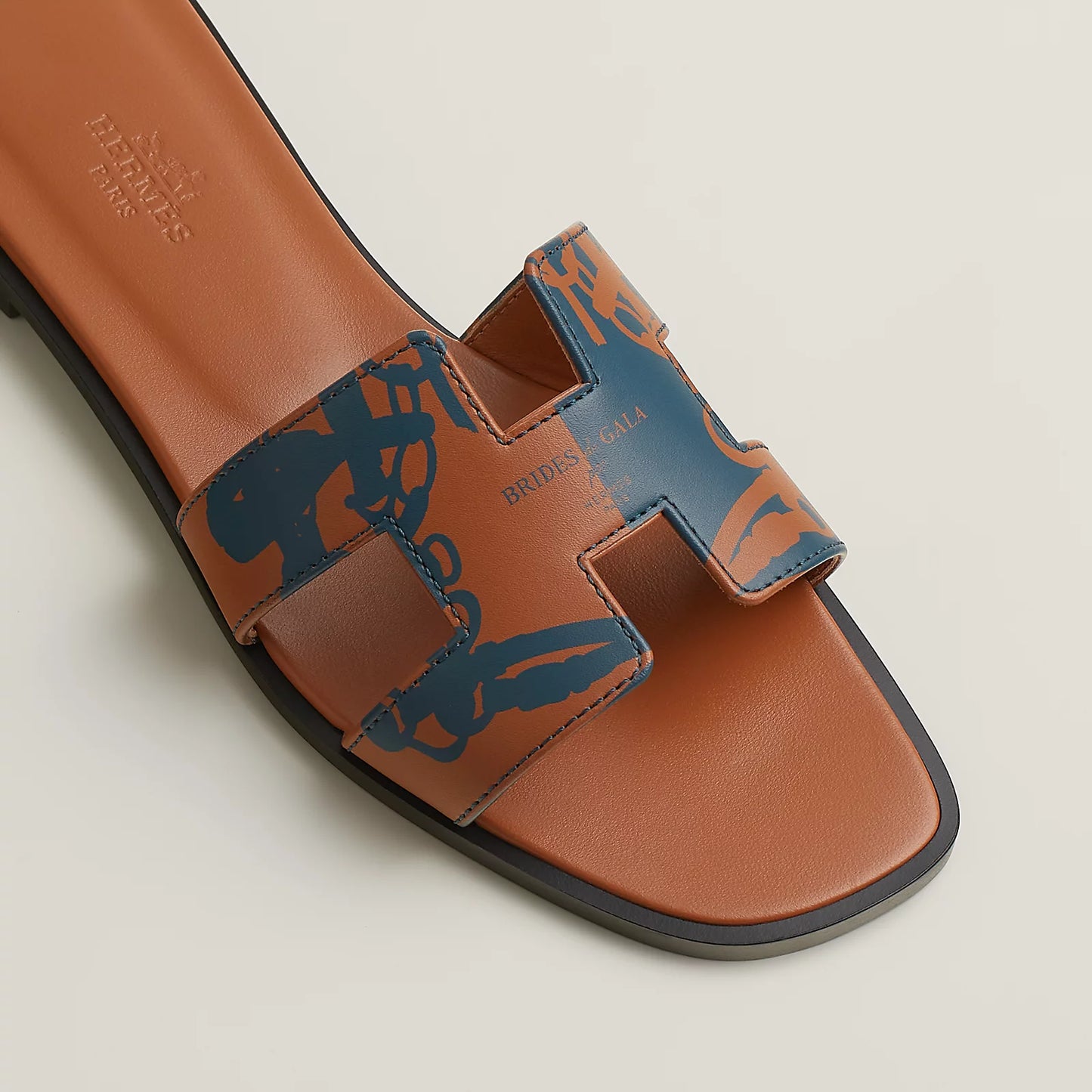 Hermès - Sandales Oran Naturel / Bleu Turquin avec motifs