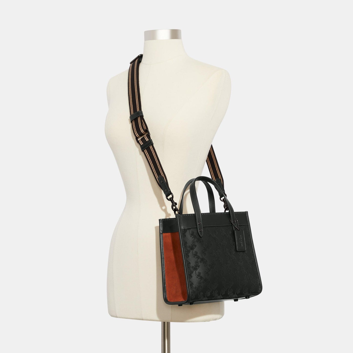 Field Tote 22 With Horse And Carriage