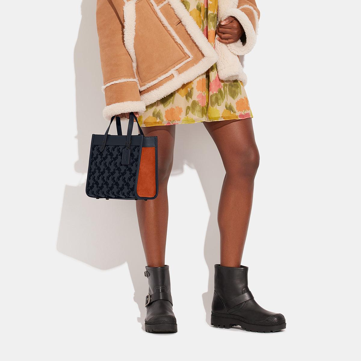 Field Tote 22 With Horse And Carriage