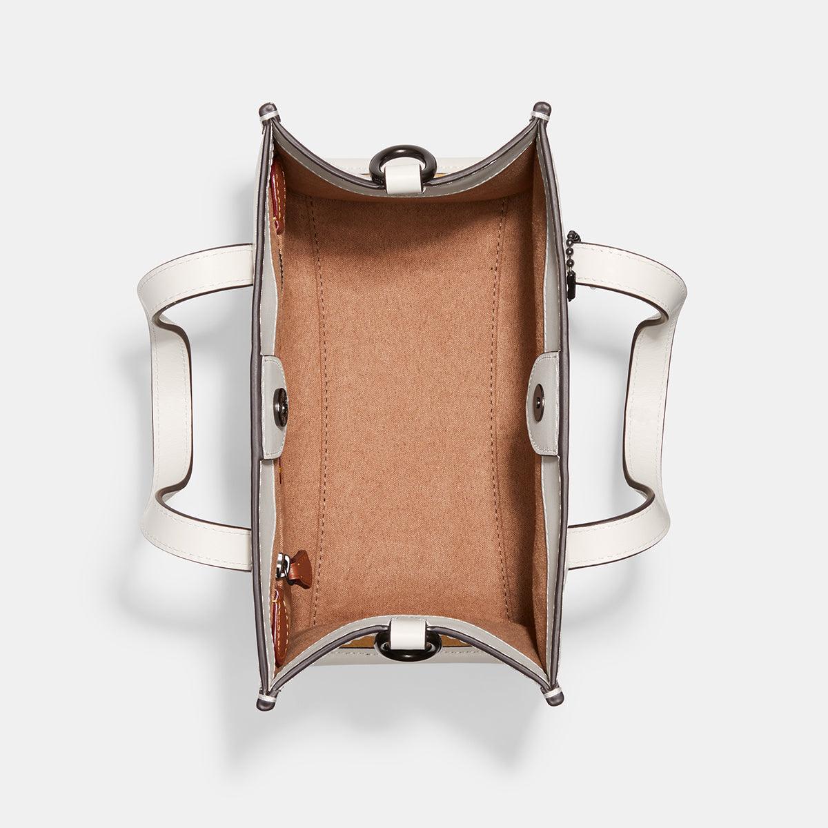 Field Tote 22 With Horse And Carriage