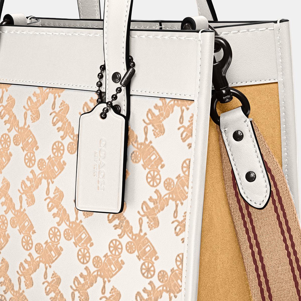 Field Tote 22 With Horse And Carriage