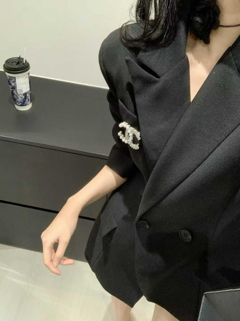 Chanel - Blazer Noir à double boutonnage orné d’une broche Chanel en perles