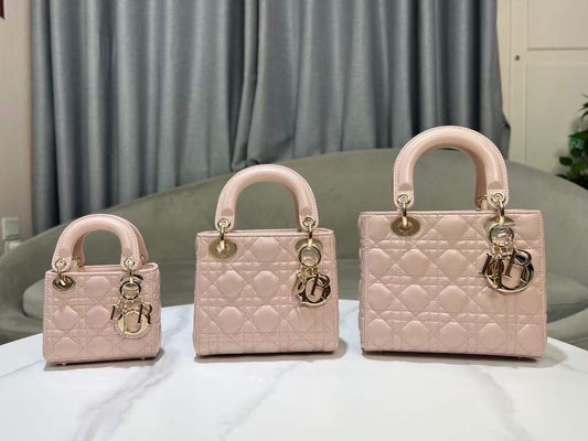 Dior - Sacs Lady Dior Petit , Moyen , Grand Rose Pâle (3 tailles)