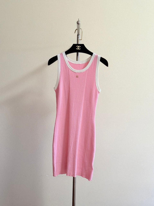 Chanel - Robe orné du logo Chanel en perles Rose/Bleu Clair