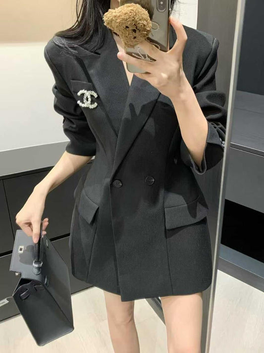 Chanel - Blazer Noir à double boutonnage orné d’une broche Chanel en perles