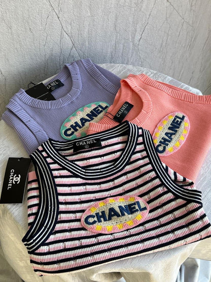 Chanel - T-Shirt à logo brodé Violet/Rose Clair/ Rose Saumon
