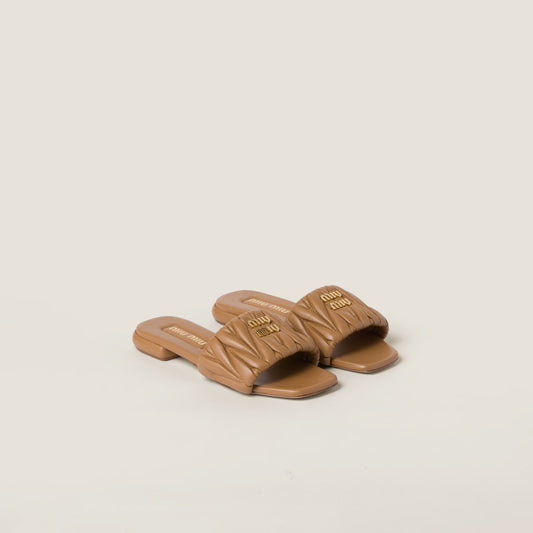 Miu Miu - Mules en cuir nappa matelassé Caramel