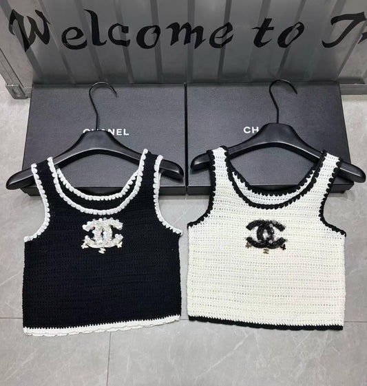 Chanel - Top à bretelle et logo brodé avec perles Noir/Blanc