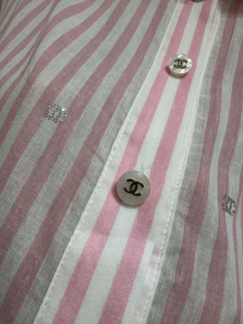 Chanel - Chemise longue à bouton avec motifs Chanel Rose