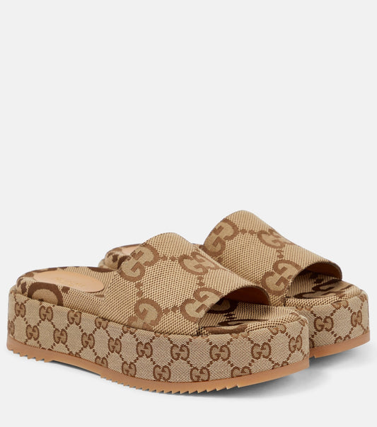 Gucci - Mules à plateforme en toile GG Maxi Camel
